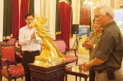 Golden statues of Saint Giong makes debut