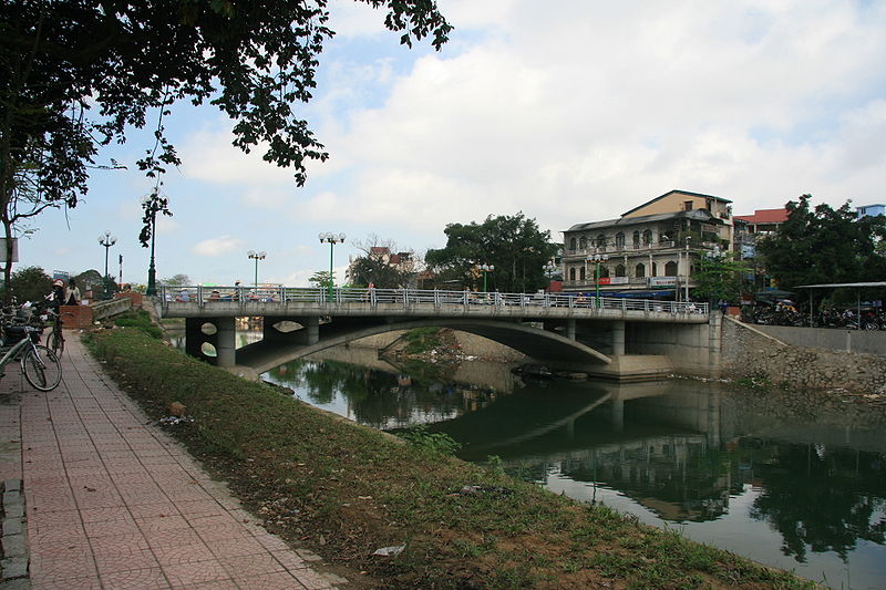 Les neuf ponts sur la rivière de la paix éternelle à Huê