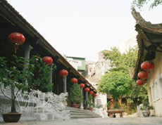 Hoe Nhai Pagoda with unique statue