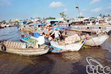 Early birds get the best at floating market