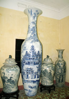 Bat Trang potter makes a really really big vase