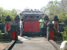 Visiting Nguyen Huynh Duc Mausoleum