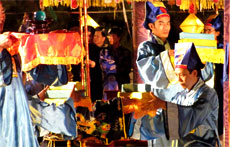Traditional offering ritual takes place in Hue 