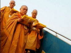 Lord Buddhaâ€™s sari welcomed at Noi Bai Airport 