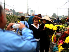 Life is more beautiful at Quang Ba flower market 