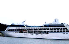 Another luxury cruise ship docks in Halong Bay 