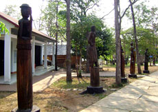 Dak Lak displays wood sculptures