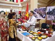 Vietnam participates in Malaysia charity fair 