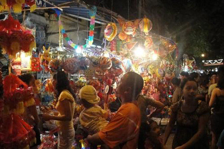 Mid-Autumn Festival livens up Hanoi's Old Quarter