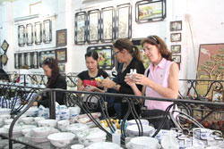 Foreign diplomatic officers visit Bat Trang pottery village 