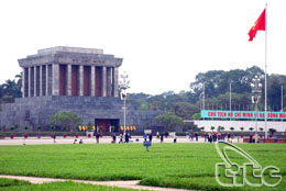 People pay tribute to President Ho Chi Minh