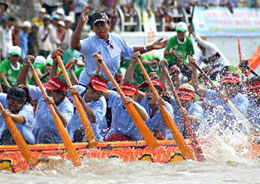 National boat race opens in Tra Vinh