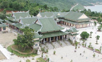 A tour of Linh Ung Pagoda