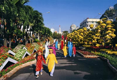 Nguyen Hue blooms to welcome New Year