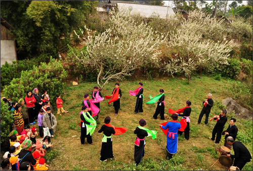 Ta Chai attracts tourists by xoe dancing