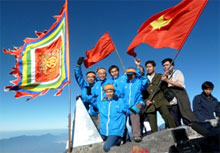 Le drapeau de la Hanoi millénaire au sommet du Fansipan