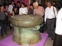 Millénaire de Hanoi: exposition de tambours de bronze