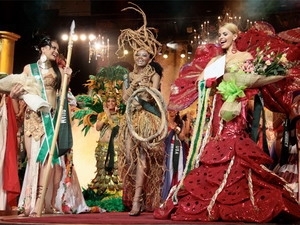 Miss Earth : le concours en costume traditionnel à Phan Thiet