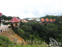 Construction d'un village au style français au sommet de Ba Na