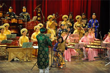 Programme de musique  folklorique à l'Opéra de Hanoi