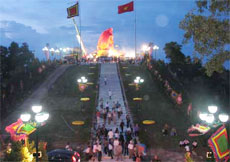 Fête de l'illumination de la  statue du Génie-Giong à Phu Linh