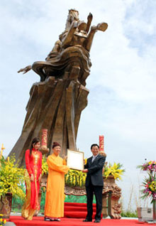 Inauguration de la statue du  Génie-Giong à Soc Son