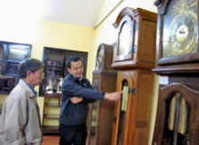 Collectionner d'anciennes horloges, une passion hanoienne 
