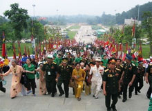 Mille héros vietnamiens  rendent hommage aux rois Hung