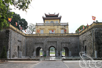 Visite la zone centrale de la Citadelle de Thang Long et contempler des vestiges précieux