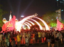 Nouvel An joyeux à Hanoi et à Ho Chi Minh-Ville
