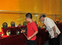 Remise d'une salle d'exposition sur Thang Long Ã  Hanoi