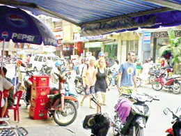 HÃ´ Chi Minh-Ville : la rue Pham Ngu Lao, paradis des routards 