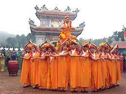 Huê : ouverture de la fête du temple de Huyen Tran