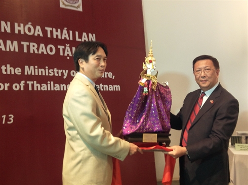 Musée d'ethnographie reçoit des objets culturels thaïlandais