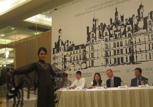 Défilé « ao dai » (tunique traditionnelle des Vietnamiennes) au Château de Chambord (France)