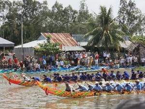 De nombreuses activités originales dans le Festival des courses de pirogue Ghe Ngo