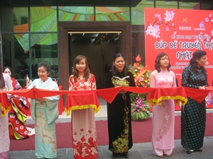 Des poupées traditionnelles japonaises exposées à Hanoi