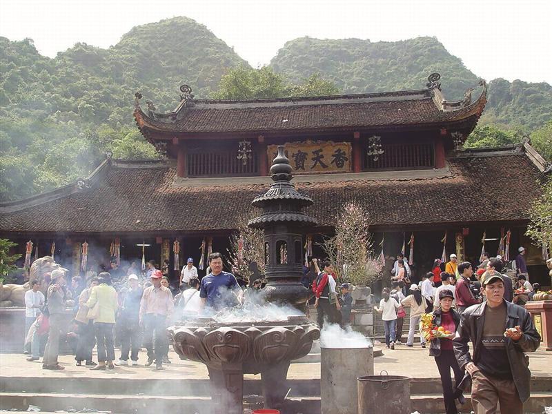 Pèlerinage : inauguration de la fête de la pagode des Parfums