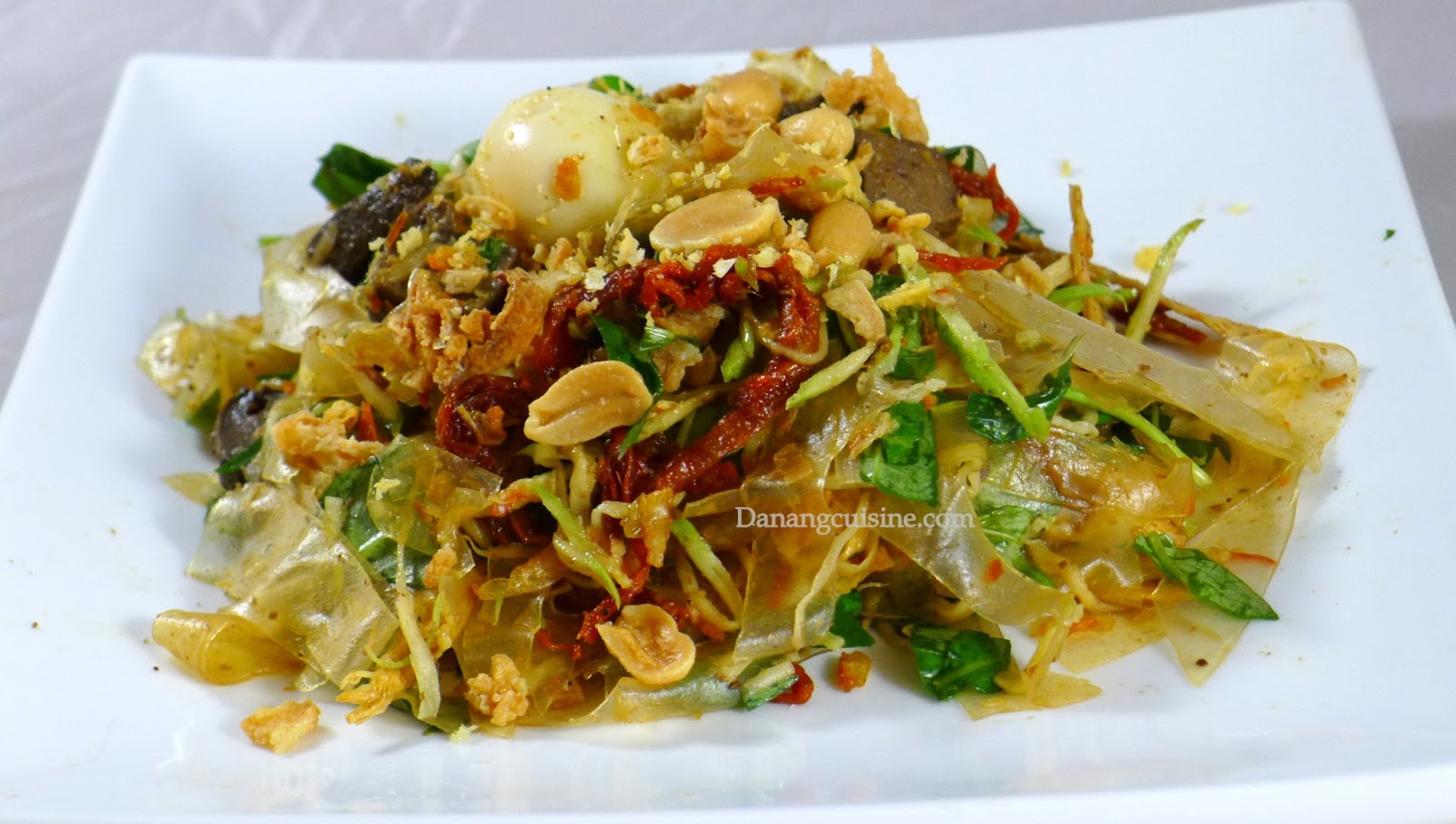 Banh trang tron, salade de feuille de riz