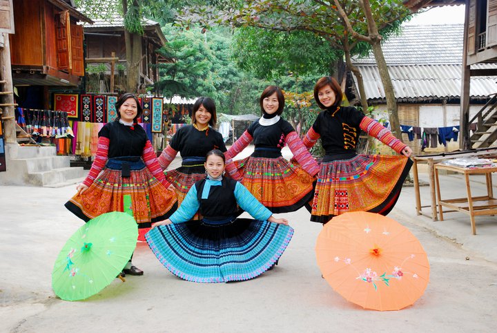 Les tenues artisanales des femmes Mong 