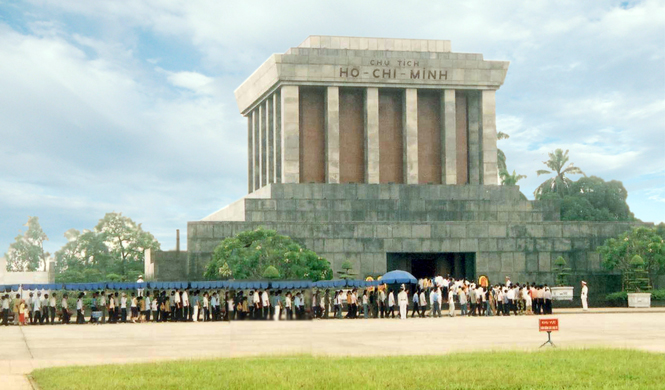 Grande fréquentation du mausolée du Président Hô Chi Minh 