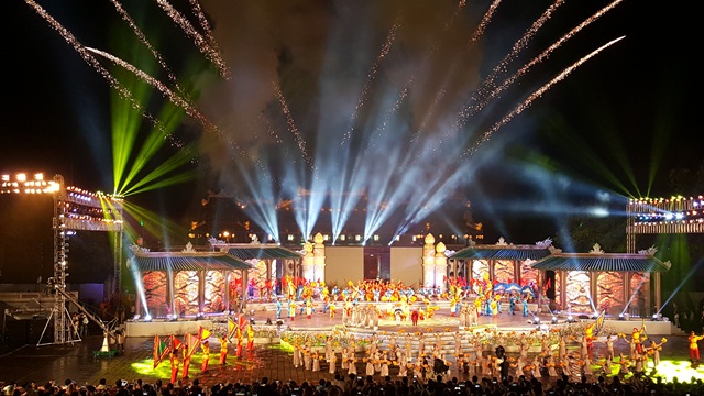 Lung linh sắc màu đêm khai mạc Festival Huế 2016