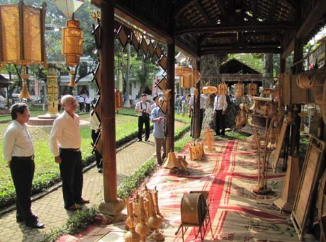 Festival des métiers traditionnels de Huê 2015: élites des métiers traditionnels vietnamiens