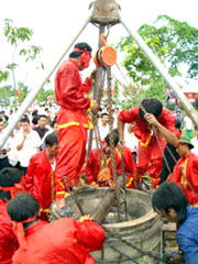 Đúc trống đồng mang hình ảnh Bác Hồ 