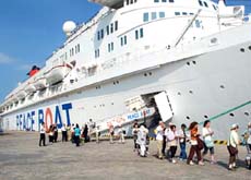 Cảng Navi Oil đón 2.100 du khách và thuyền viên