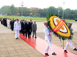 Các lãnh đạo vào Lăng viếng Chủ tịch Hồ Chí Minh