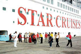 Quảng Ninh thu hút khách du lịch tàu biển 