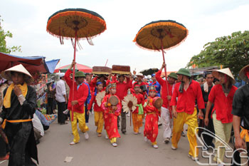 Lễ hội Gióng ở đền Phù Đổng