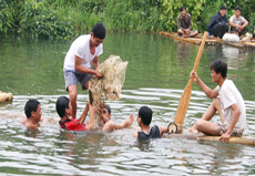 Độc đáo hội đánh bắt cá suối của người Mường Bi