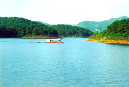 Khám phá vẻ đẹp non nước hữu tình ở hồ Cấm Sơn